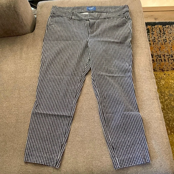 Old Navy Pants - Womens Old Navy size 12 capris